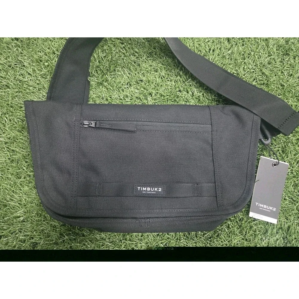 Timbuk2 Catapult Sling Bag Jet Black Adjustable Strap Inner Pockets Zip Buckle